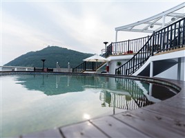 长江三峡长江奇迹号游轮浮光泳馆