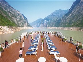 长江三峡长江印象号游轮阳光甲板