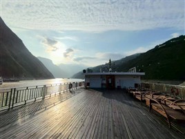 长江三峡高峡平湖5号游轮阳光甲板