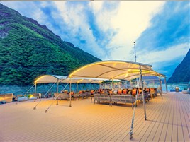 长江三峡世纪凯歌号游轮阳光甲板