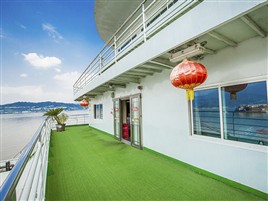 长江三峡新高湖游轮观景走廊