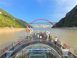长江三峡高峡平湖5号游轮顶层甲板