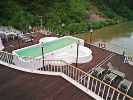 长江三峡黄金5号游轮冲浪游泳池
