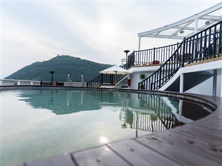 长江三峡长江奇迹号游轮浮光泳馆