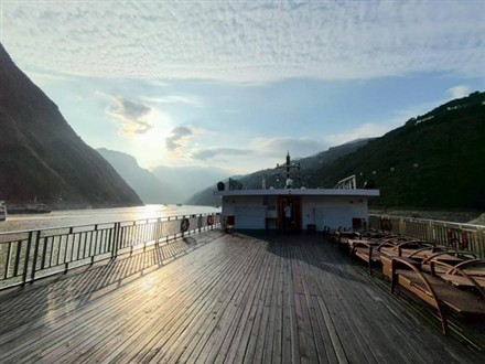 长江三峡高峡平湖5号游轮阳光甲板