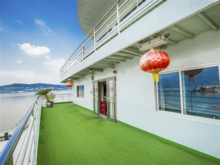 长江三峡新高湖游轮观景走廊