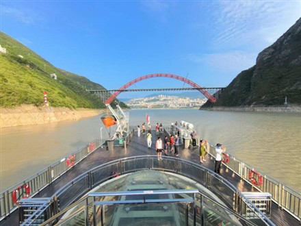 长江三峡高峡平湖5号游轮顶层甲板